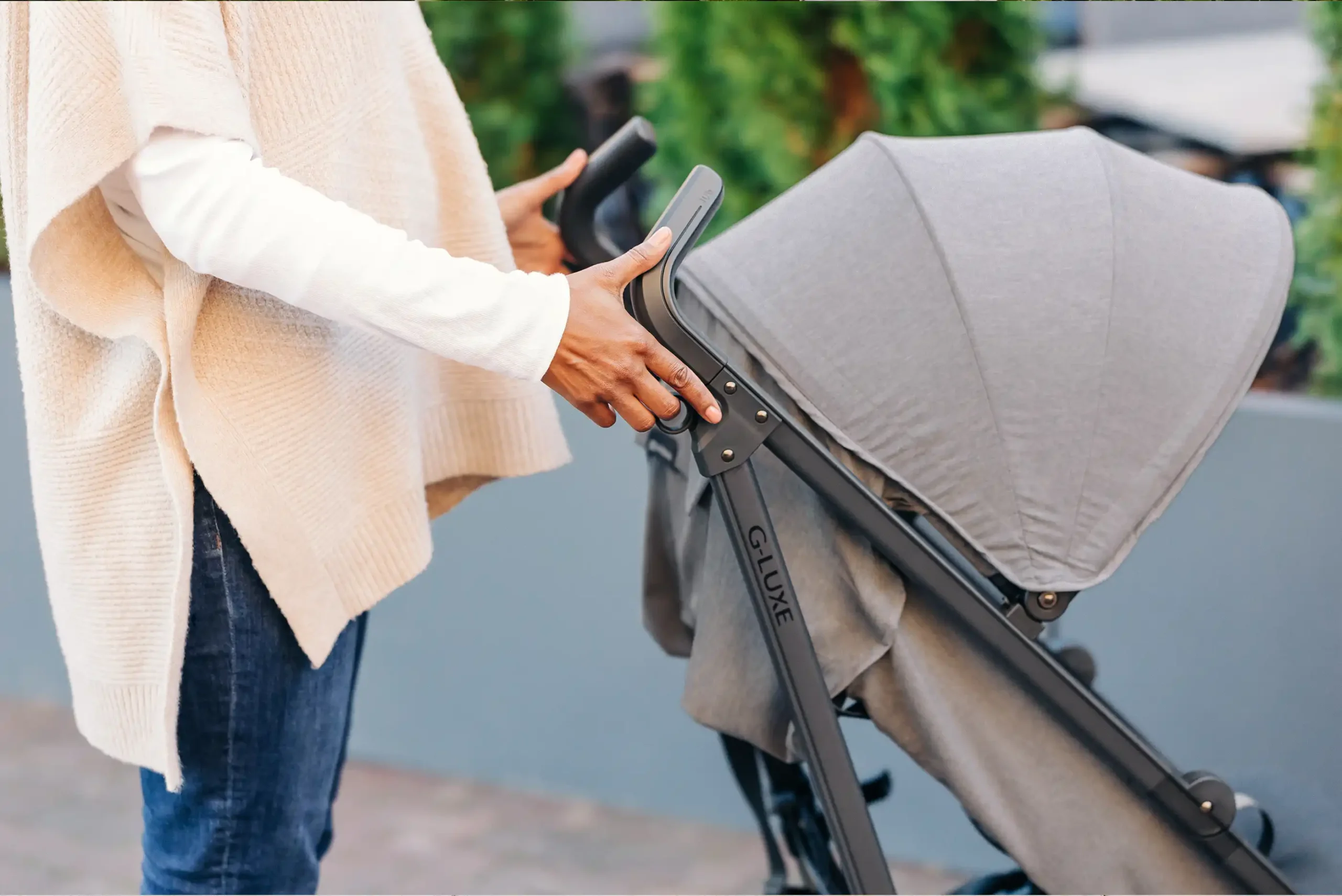 With the help of one hand-level triggers, the G-Luxe is a breeze to fold with no foot action at all; the stroller stands on its own when folded!
