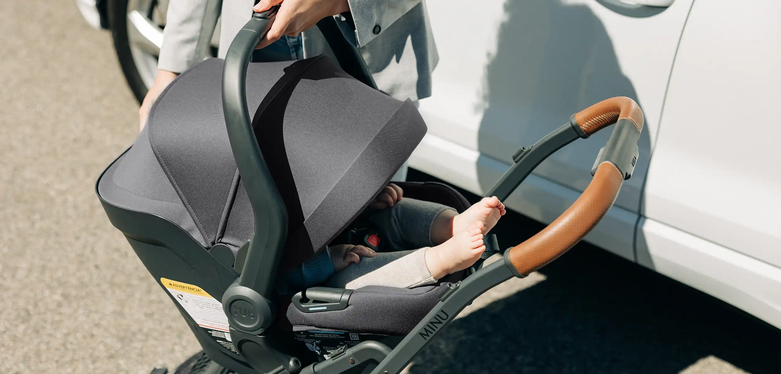 The Mesa Max Car Seat attaches to the Minu V2 frame with the help of convinient adapters to create a true travel system that allows for an easy switch from drive to stroll