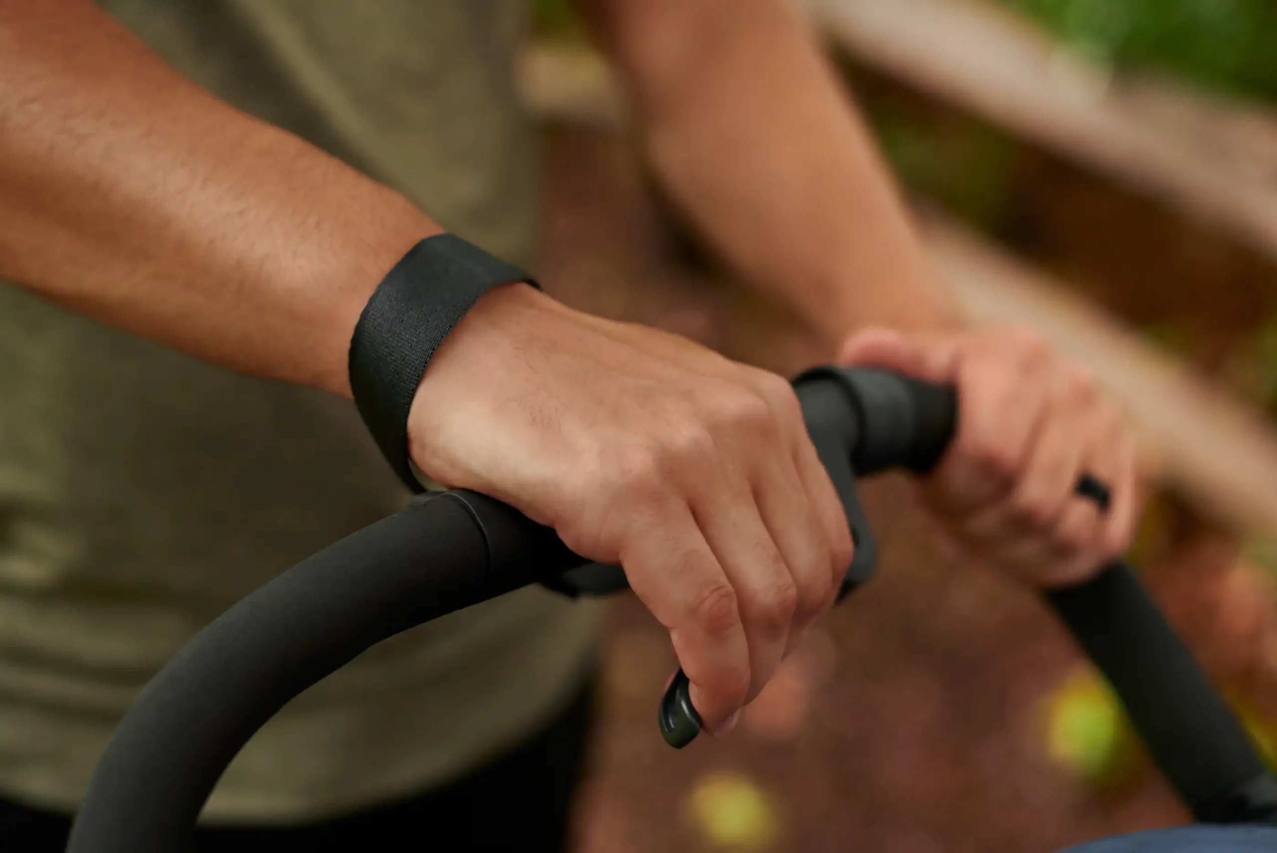 A close up on the Ridge's disc hand brake system and wrist strap that both ensure a steady system to slow down, even when running on a downhill slope